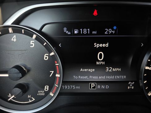 Used 2024 Nissan Titan SV w/ SV Convenience Package image 25