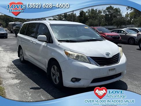 Used 2014 Toyota Sienna LE FWD image 1