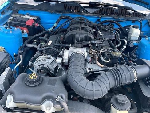 Used 2010 Ford Mustang Coupe RWD image 9