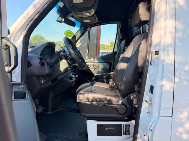 Used 2025 Mercedes-Benz Sprinter 2500 image 19
