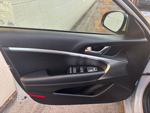 Used 2025 Genesis G70 2.5T image 20