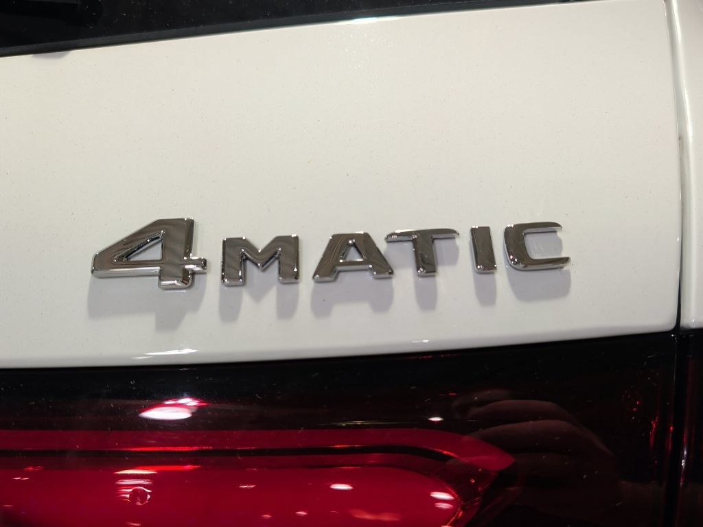 Used 2025 Mercedes-Benz GLC 300 4MATIC image 9