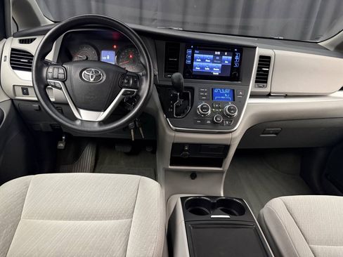 Used 2017 Toyota Sienna LE AWD/4WD image 19