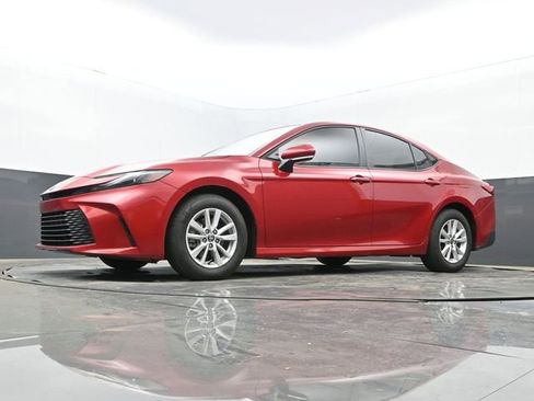 Used 2025 Toyota Camry LE w/ Convenience Package image 12