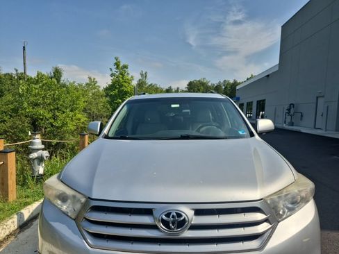 Used 2012 Toyota Highlander Limited w/ Tow Pkg AWD/4WD image 2