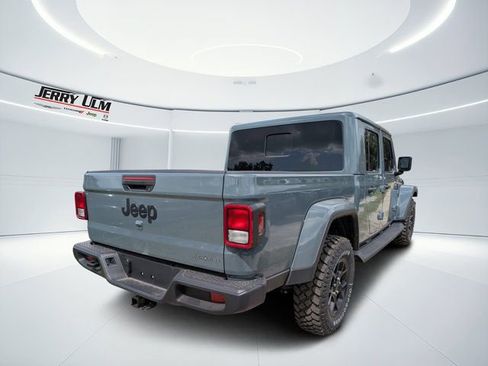 Used 2025 Jeep Gladiator Sport image 3
