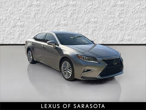 Used 2017 Lexus ES 350 w/ Ultra Luxury Package FWD image 1