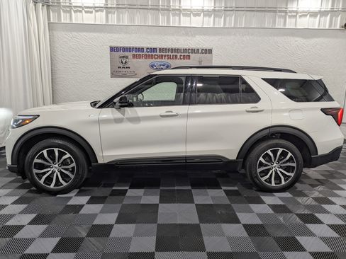 Used 2025 Ford Explorer ST-Line image 2