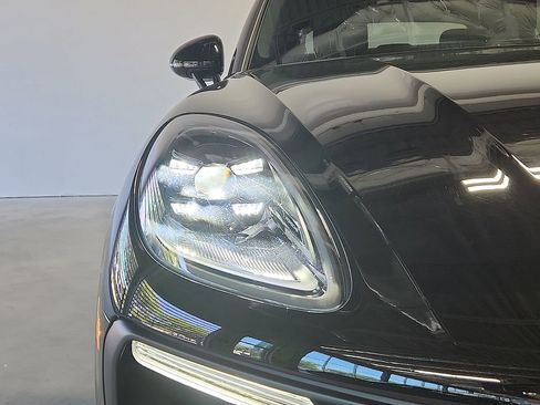 Certified 2026 Porsche Macan AWD/4WD image 9