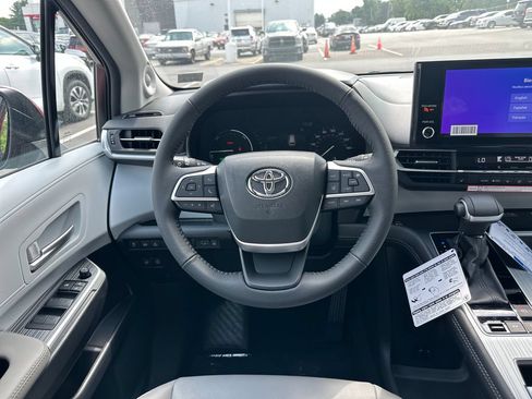 Used 2026 Toyota Sienna XLE AWD/4WD image 18