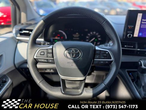 Used 2025 Toyota Sienna XLE FWD image 29