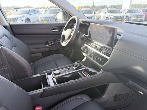 New 2026 Nissan Pathfinder Platinum image 18