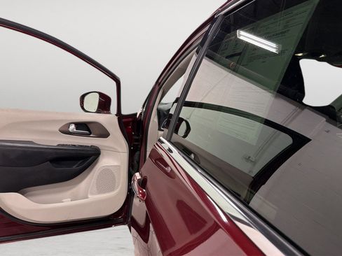 Used 2018 Chrysler Pacifica Touring Plus FWD image 14