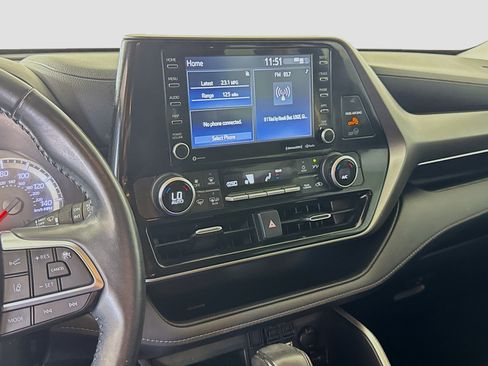 Used 2021 Toyota Highlander LE FWD image 18