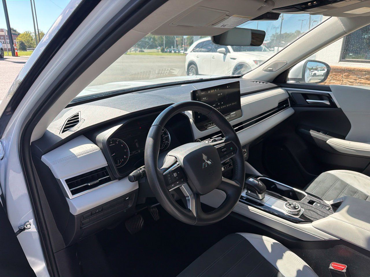 Used 2025 Mitsubishi Outlander SE AWD/4WD image 4