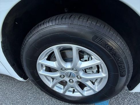 Used 2024 Chrysler Pacifica Touring-L FWD image 27