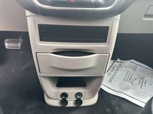 Used 2018 Dodge Grand Caravan SE w/ UConnect Hands-Free Group FWD image 38
