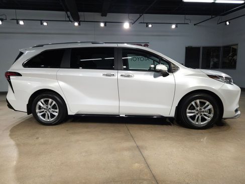 Certified 2024 Toyota Sienna Limited FWD image 8