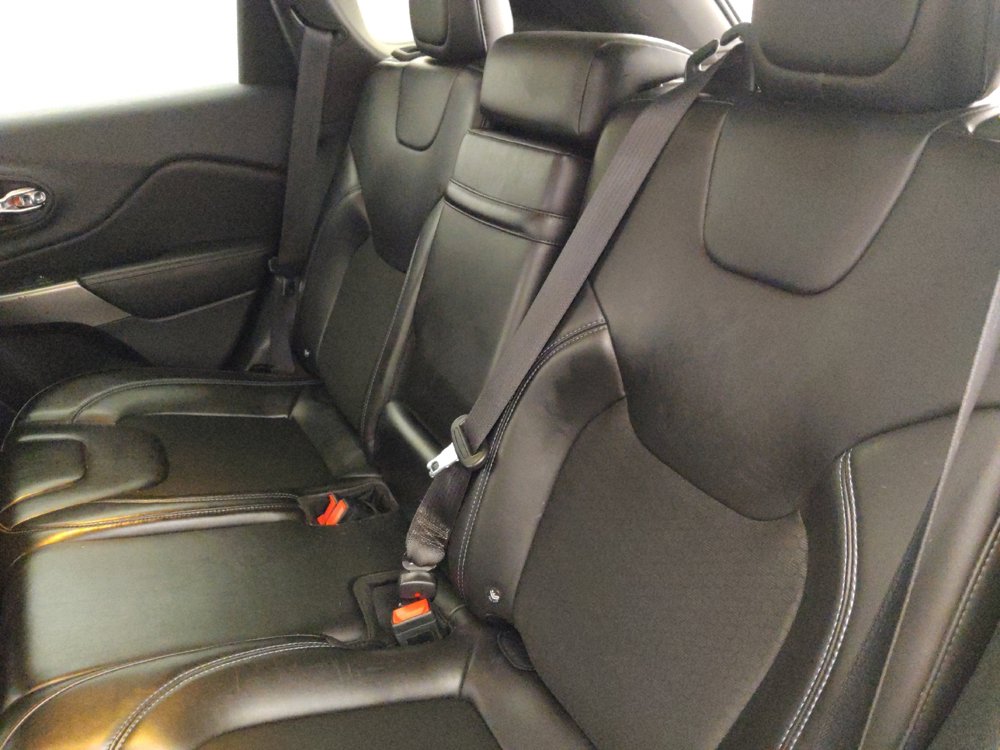 Used 2019 Jeep Cherokee Latitude Plus w/ Comfort/Convenience Group FWD image 18