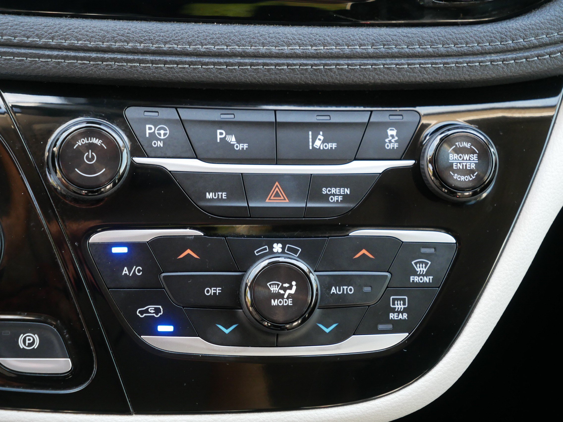 Used 2018 Chrysler Pacifica Limited w/ Advanced Safetytec Group FWD image 23