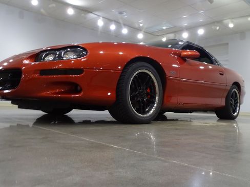 Used 2001 Chevrolet Camaro Z28 w/ SS Performance/Appearance Pkg RWD image 4