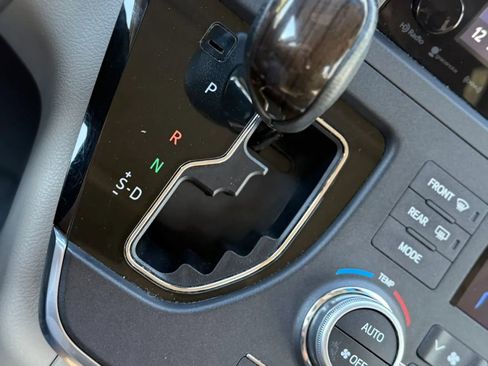 Used 2016 Toyota Sienna XLE Premium FWD image 33