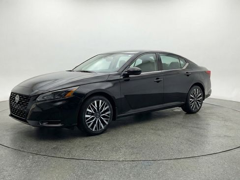 Used 2025 Nissan Altima 2.5 SV FWD image 3