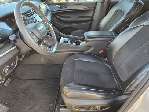 Used 2024 Jeep Grand Cherokee Altitude image 16