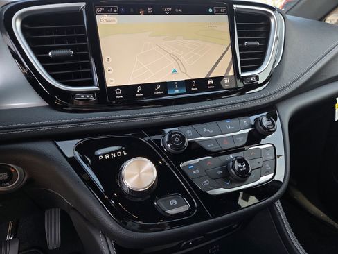 New 2026 Chrysler Pacifica Limited w/ Uconnect Theater Family Group image 6