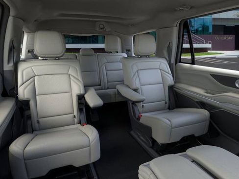 New 2026 Lincoln Navigator Premiere image 11