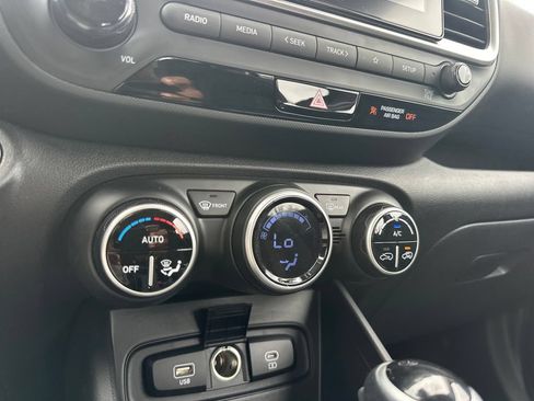 Used 2025 Hyundai Venue SEL FWD image 18