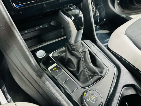 Certified 2025 Volkswagen Taos SE image 13