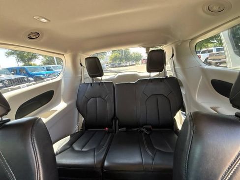 Used 2024 Chrysler Pacifica Touring-L FWD image 13