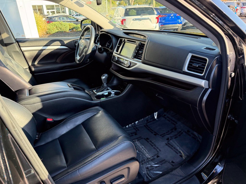 Used 2017 Toyota Highlander XLE w/ Carpet Mat Package AWD/4WD image 22