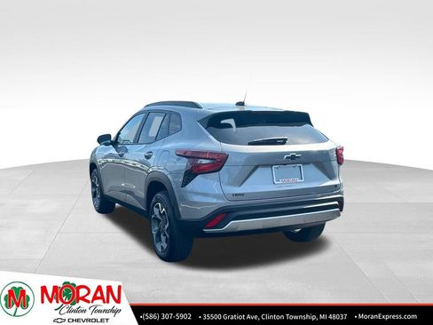 Certified 2025 Chevrolet Trax LT w/ Driver Confidence Package FWD image 4