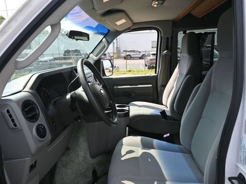 Used 2009 Ford E-150 and Econoline 150 Wagon RWD image 10