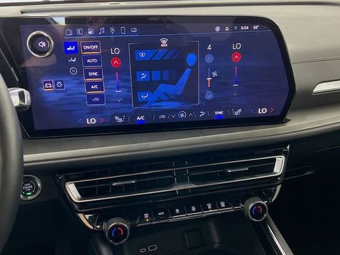 Used 2025 Chevrolet Traverse LT image 19