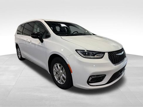 Used 2024 Chrysler Pacifica Touring-L FWD image 3