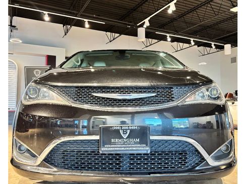 Used 2017 Chrysler Pacifica Touring-L w/ Tire & Wheel Group image 3