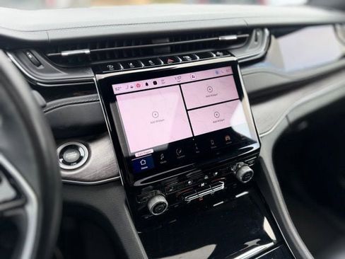 Used 2022 Jeep Grand Cherokee Overland w/ Luxury Tech Group IV image 21