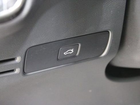 Used 2025 Volvo XC40 B5 Plus image 20