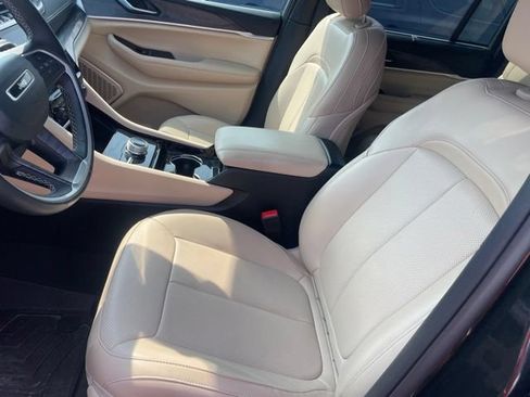 Used 2023 Jeep Grand Cherokee Limited w/ Luxury Tech Group II AWD/4WD image 8