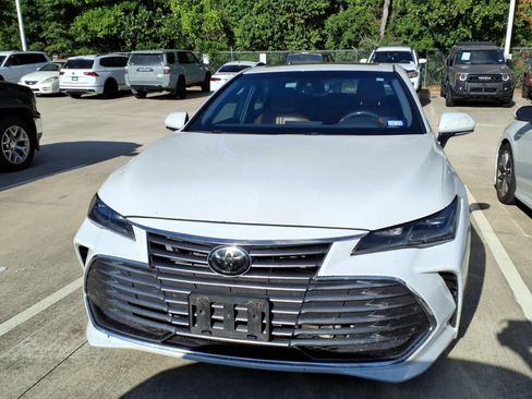 Used 2020 Toyota Avalon Limited FWD image 3