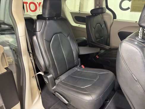 Used 2019 Chrysler Pacifica Touring-L image 14