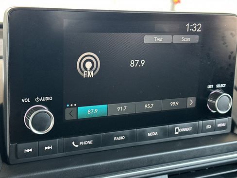 Used 2025 Honda Pilot Sport image 19