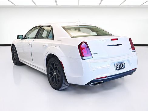Used 2023 Chrysler 300 Touring L image 6