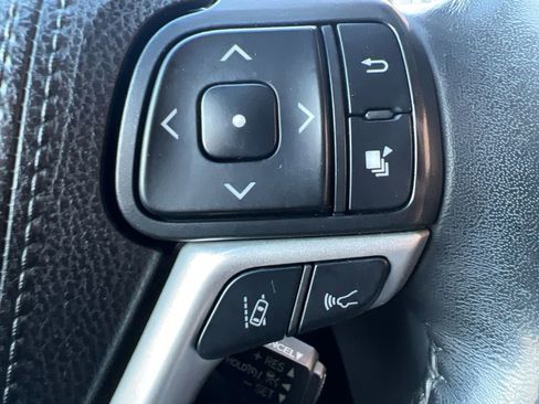 Used 2019 Toyota Highlander XLE image 27