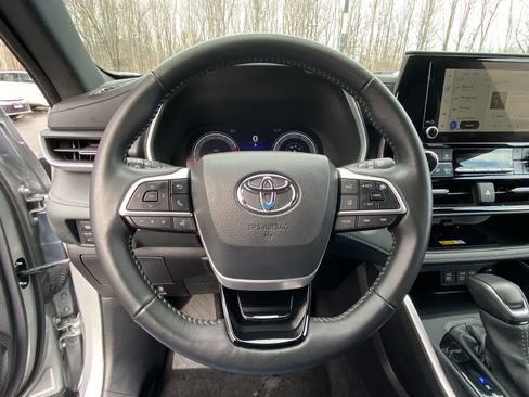 Certified 2025 Toyota Highlander XSE image 29