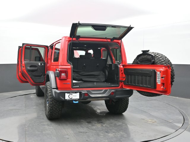 Used 2022 Jeep Wrangler Unlimited Rubicon 4xe w/ Cold Weather Group AWD/4WD image 62
