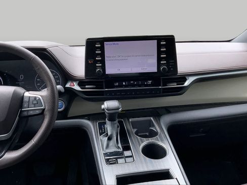 Certified 2024 Toyota Sienna Platinum FWD image 6